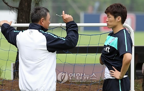 17일 오전 파주NFC(대표팀트레이닝센터)에서 열린 한국축구대표팀 회복훈련에서 허정무 감독과 박지성이 대화하고 있다.