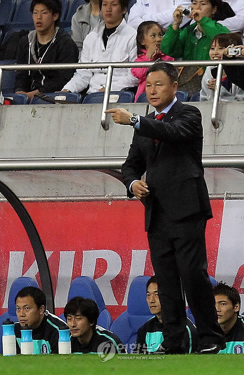 24일 일본 사이타마 스타디움에서 열린 한-일 축구대표팀 평가전에서 허정무 감독이 선수들에게 지시를 하고 있다