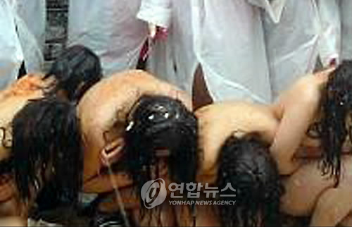 인터넷에 유포된 졸업식 전라 뒤풀이 사진(자료사진) (고양=연합뉴스) 경기도 고양지역의 한 중학교 졸업식에서 남.녀 학생들이 전라의 모습으로 뒤풀이를 하는 사진 10여장이 13일 인터넷 사이트에 유포되면서 파문이 일고 있다. 사진은 인터넷에 유포된 일부 사진