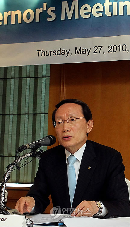 27일 오후 서울 명동 전국은행연합회에서 열린 금융감독원 외신기자 간담회에서 김종창 금융감독원장이 최근 금융·경제 동향과 감독방향을 설명하고 있다.