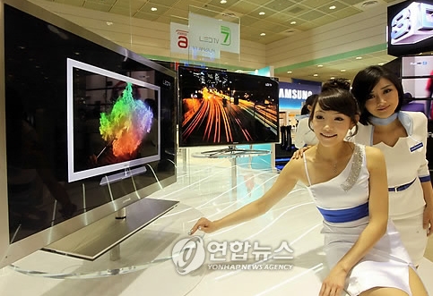 25일 서울 코엑스에서 개막한 'WIS(World IT Show) 2010'에서 삼성전자 홍보도우미들이 TV 전체 두께가 7.98mm에 불과한 세계에서 가장 얇은 두께와 품격있는 스테인리스 메탈 소재를 TV 전체에 적용한 명품 디자인의 프리미엄 풀HD 3D LED TV 9000 시리즈를 소개하고 있다.