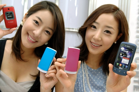 LG전자가 이달부터 'LG센티오(LG Sentio, LG-GS505)', 'LG디라이트 (LG dLite, LG-GD570)', 'LG-GS170' 등 트리오 제품을 순차적으로 출시할 예정이다. 여성 모델들인 LG전자가 미국 T-모바일에 공급하는 트리오 휴대폰을 소개하고 있다.
