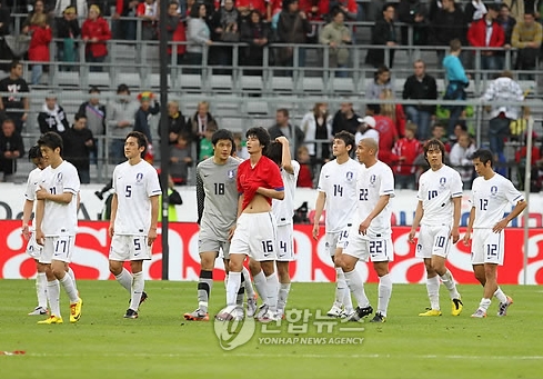4일(한국시간) 오전 오스트리아 인스브루크 티볼리노이 스타디움에서 열린 한국과 스페인의 평가전에서 대표선수들이 0-1로 패한뒤 경기장을 나서고 있다