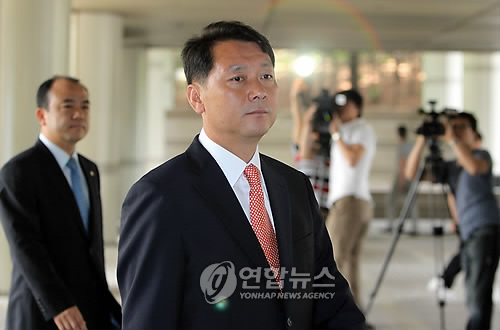 정치자금법 위반 혐의로 1심에서 징역 8월에 집행유예 2년을 선고받은 이광재 강원도지사 당선자가 11일 오전 항소심 선고공판을 위해 서울고등법원에 들어서고 있다.