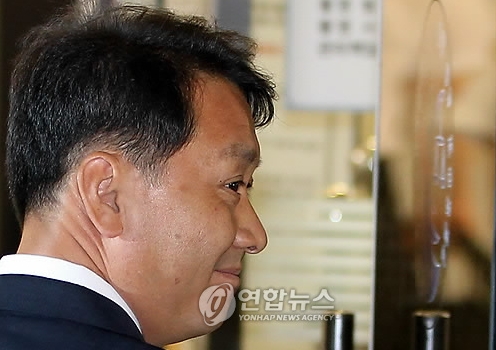 박연차 전 태광실업 회장 등으로부터 불법 정치자금을 받은 혐의로 기소된 이광재 강원도지사 당선자가 11일 서울 서초동 서울고등법원에서 열린 항소심 선고공판에 출석하기 위해 청사로 들어서고 있다. 이 당선자는 지난해 9월 1심에서 징역 8월에 집행유예 2년, 추징금 1억4천800만원을 선고받은 뒤 항소했었다.