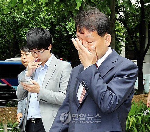 11일 오전 서울고등법원에서 정치자금법 위반 혐의 항소심 선고공판을 마친 이광재 강원도지사 당선자가 법원을 나서며 눈물을 닦고 있다