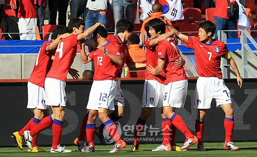 12일 밤 (한국시간) 남아공 포트엘리자베스 넬슨 만델라 베이 스타디움에서 열린 B조 예선 첫 경기 한국과 그리스 경기에서 첫 골을 터뜨린 이정수와 어시스트한 기성용이 동료들의 축하를 받고 있다.