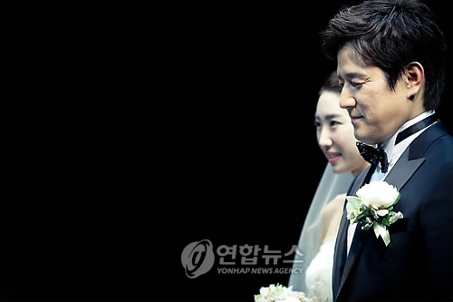 배우 변우민이 13일 오후 광장동 쉐라톤 그랜드 워커힐 호텔에서 19살 연하의 김효진 씨와 결혼식을 올리고 있다