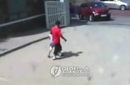 지난 7일 서울시내 한 초등학교에서 등굣길 학생을 납치해 성폭행한 혐의로 구속된 김수철이 사건 당일 학교에서 어린이를 납치해 데려가는 모습이 촬영된 CCTV 화면.