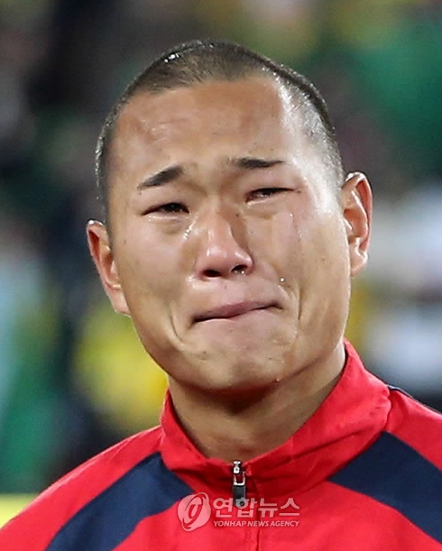 16일 오전(한국시간) 남아프리카공화국 요하네스버그 엘리스파크에서 열린 2010남아공월드컵 브라질과 북한의 경기에서 북한 정대세가 경기 시작에 앞서 눈물을 흘리고 있다