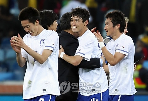 한국이 월드컵 출전 사상 첫 원정 16강에 진출한 23일 남아공 더반 스타디움에서 허정무 감독이 이정수등 태극전사들을 일일히 포옹하며 기쁨을 나누고 있다.