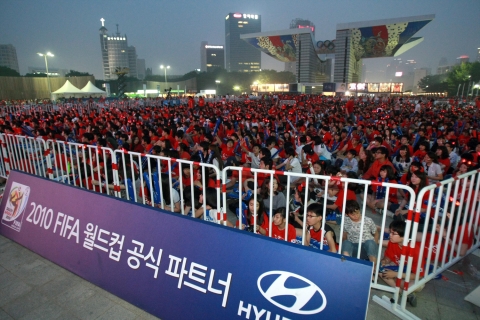 지난 17일, 서울 송파구 올림픽공원 평화의 광장에 조성된 '현대 팬 파크'에서 2010 남아공 월드컵 대한민국 대표팀 대 아르헨티나전을 응원하는 모습.