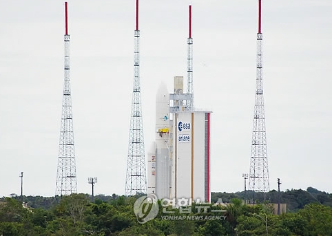 발사대에 세워진 천리안위성 탑재 발사체