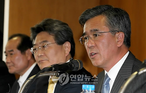 이종휘 우리은행장이 25일 은행회관에서 우리.국민.신한.산업.하나은행, 농협 등 6개 채권은행장과 함께 기자회견을 통해 "금융권에 진 빚이 500억원 이상인 기업들 가운데 건설과 조선, 해운업체 등 총 65개사가 워크아웃(기업개선작업)이나 퇴출 절차를 밟게 됐다"고 밝히고 있다