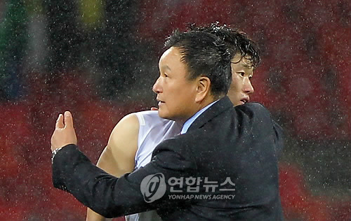 27일 새벽 남아공 포트엘리자베스에서 열린 월드컵 16강전에서 한국축구대표팀이 우루과이에 패하며 8강 진출에 실패했다. 경기가 끝난 뒤 허정무 감독이 박지성을 위로하고 있다.