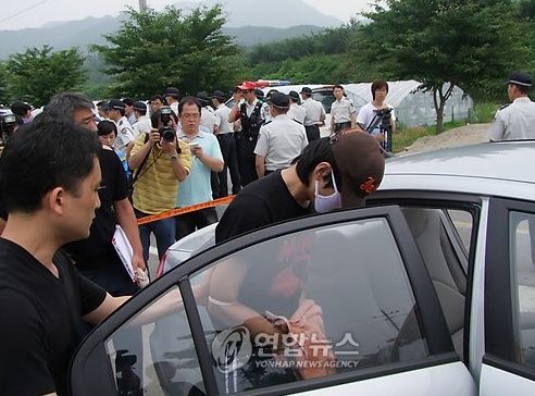 지난달 23일 대구에서 발생한 여대생 납치살해사건의 현장검증이 살해 현장인 경남 거창군 거창읍 당동마을 입구에서 사건 발생 8일만에 실시됐다