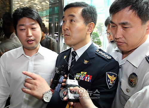 경찰의 성과주의가 지나친 범인 검거 실적 경쟁으로 흐른다며 `항명 파동'을 일으킨 채수창 전 서울 강북경찰서장이 1일 오전 감찰 조사를 받기위해 서울 미근동 경찰청에 정복차림으로 출석하다 취재진의 질문을 받고 있다