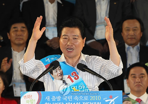 14일 오후 서을 잠실실내체육관에서 열린 한나라당 제11차 전당대회에서 대표최고위원으로 선출된 안상수 대표가 수락연설을 하고 있다.