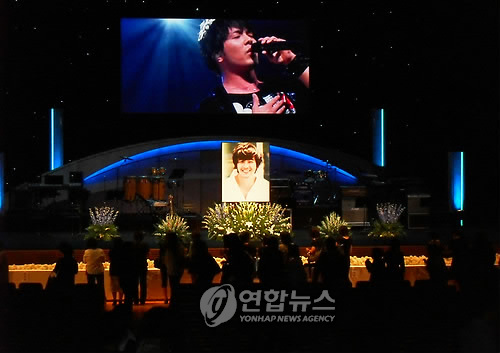 지난 6월 30일 세상을 떠난 한류스타 故 박용하(향년 32세)를 추도하는 헌화식 'STARS FOREVER'가 18일 도쿄 유라쿠초의 국제포럼홀에서 마련돼 아침 일찍부터 팬들의 발걸음이 이어지고 있다.