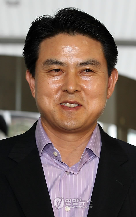 8일 신임총리 후보자에 내정된 김태호 전 경남지사가 이날 오후 서울 종로 자신의 사무실로 들어서며 밝게 웃고 있다
