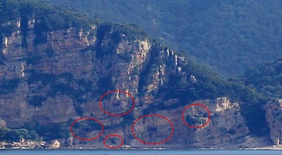 북한이 9일 서해 북방한계선(NLL) 해상을 향해 해안포 100여발을 발사한 것으로 알려진 가운데 최근 서해 최북단 백령도 심청각에서 북한 장산반도의 해안 포대(빨간원)가 보이고 있다.