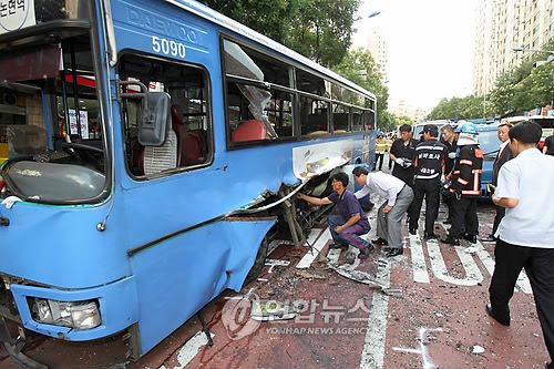 일 오후 서울 성동구 행당동 행당역 주변에서 천연가스 시내버스가 운행 도중 폭발해 8명이 부상했다. 관계자들이 폭발한 버스를 살펴보고 있다
