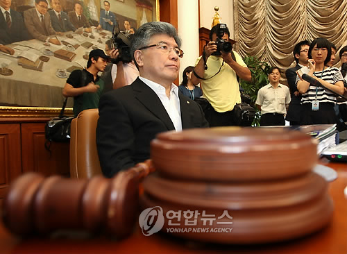 김중수 한국은행 총재가 12일 오전 남대문로 한국은행 본점에서 열린 금융통화위원회를 주재하고 있다.