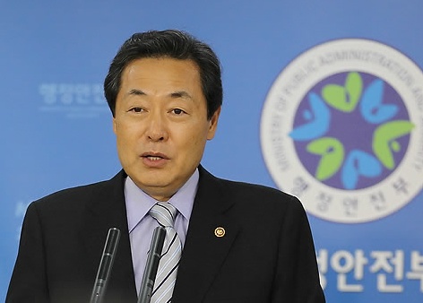 맹형규 행정안전부장관이 12일 서울 세종로 정부중앙청사에서 내년부터 고위 공무원의 등용문인 '행정고시'라는 이름이 사라지고 2015년부터 5급 신규 공무원의 절반이 민간 전문가 중 필기시험 없이 특별채용되는 방안을 발표하고 있다. 행안부는 외부 전문가를 필기 없이 서류전형과 면접만으로 5급 공무원으로 선발하는 '5급 전문가 채용시험'을 도입해 내년 선발 정원의 30%를 뽑고 비율을 단계적으로 확대해 2015년부터는 50%를 채용할 계획이다