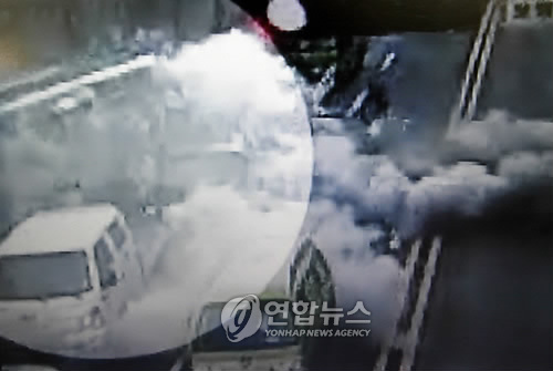 9일 오후 서울 성동구 행당동 행당역 주변에서 천연가스 시내버스가 운행 도중 폭발 했다. 사진은 폭발순간 CCTV 장면