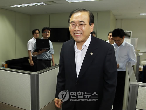 지식경제부 제2차관으로 내정된 박영준 총리실 국무차장이 13일 서울 세종로 정부중앙청사 기자실에서 간담회를 갖은 뒤 집무실로 향하고 있다. 박 차관 내정자는 "수출이 부진했던 아프리카나 아시아 일부 지역, 중남미쪽을 상대로 자원외교를 강화하겠다"는 향후 계획을 밝혔다.