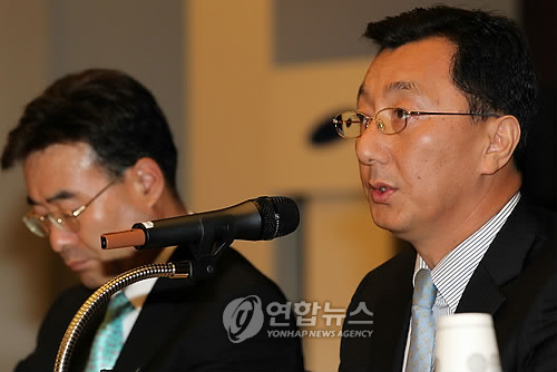 박종서(오른쪽) 삼성전자 상생협력센터장이 16일 오전 서울 서초동 본사에서 삼성전자의 '상생경영 실천방안'을 발표하고 있다. 오른쪽은 조성래 상무.