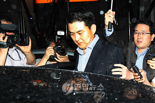 김태호 총리 내정자가 29일 오전 광화문 사무실에서 국무총리후보직직 사퇴 결정을 발표한 후 차를 타고 떠나고 있다.