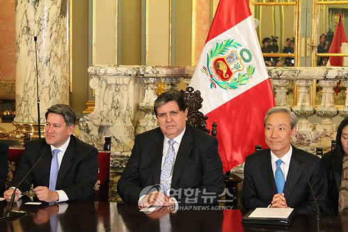 30일 한국과 페루가 자유무역협정(FTA) 협상을 최종 타결한 가운데 양국 통상장관이 페루 대통령궁에서 알란 가르시아 페루 대통령이 참석한 가운데 공동선언문을 발표하고 있다.