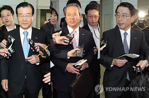 재일동포 주주와 이사들을 대상으로 열리는 설명회에 참석하기 위해 9일 오전 영종도 인천국제공항을 통해 일본으로 출국하며 취재진의 질문을 받는 신한금융지주 라응찬 회장, 신상훈 사장, 이백순 신한은행장(왼쪽부터).