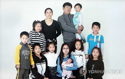 경남 통영의 이철락씨 부부가 최근 11번째 자녀를 출산해 화제를 모으고 있다. 사진은 지난해 이씨 부부와 10명의 자녀들이 찍은 가족사진
