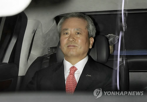 14일 오후 서울 중구 태평로 신한은행 본사에서 열린 신한금융지주 이사회에서 직무가 정지된 신상훈 신한금융지주 사장이 이사회를 마친 뒤 차량을 타고 귀가하고 있다.