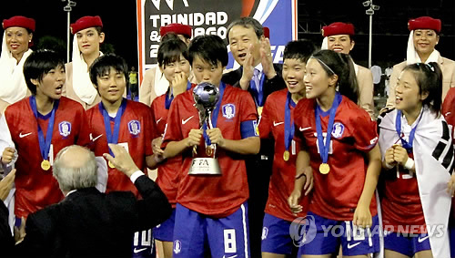 국제축구연맹(FIFA) U-17 여자월드컵에서 우승을 이끈 주장 김아름이 우승컵에 입을 맞추고 있다.