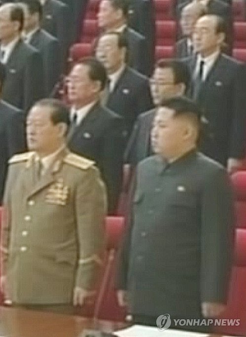 북한 조선중앙TV는 지난 28일 열린 당대표자회에 참석한 후계자 김정은이 김정일 국방위원장이 입장하자 기립하고 있는 모습을 30일 방영했다.