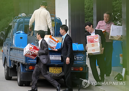 서울서부지검이 태광그룹의 불법 상속ㆍ증여 의혹과 관련해 13일 오전 서울 장충동 태광그룹 본사를 압수수색했다. 이날 오후 서울 중구 장충동 태광그룹 본사에서 검찰 관계자들이 압수수색 물품들을 차량에 싣고 있다.