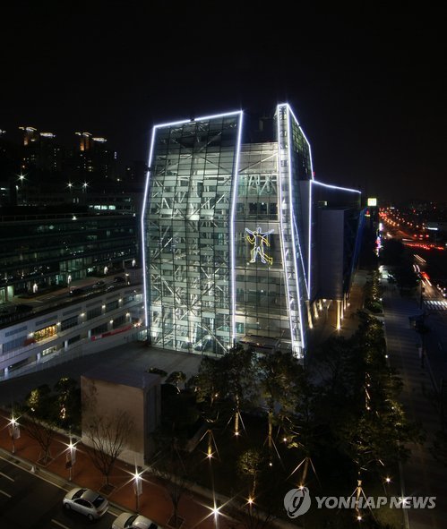 15일 준공된 국내 최대 규모의 지하캠퍼스인 경기도 성남 경원대학교 '비전타워'. 지하 4층, 지상 7층 규모의 비전타워는 경원대가 1천억원의 공사비를 들여 건설했으며 이산화탄소 발생과 전력 낭비 없는 지능형 전력망, 자연환기를 최대한 활용한 하이브리드 환기시스템, 유리와 특수금속의 이중 외피구조를 도입해 에너지 효율을 높였다.