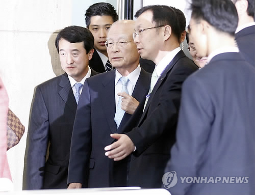 30일 오후 서울 중구 태평로 신한금융지주에서 열린 이사회에서 대표이사 회장 직무대행에 선임된 류시열 이사가 귀가하고 있다.