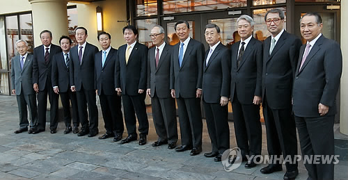 18일 오후 서울 광진구 광장동 워커힐호텔 에스턴하우스에서 열린 정례 전경련 회장단 회의에 참석한 회장단이 포즈를 취하고 있다. 왼쪽부터 정병철 전경련 상근 부회장, 풍산 류진 회장, 코오롱 이웅렬 회장, GS 허창수 회장, 포스코 정준양 회장, SK 최태원 회장, 대림 이준용 회장, 이건산업 박영주 회장, 두산 박용현 회장, 동양 현재현 회장, 삼환기업 최용권 회장, STX 강덕수 회장