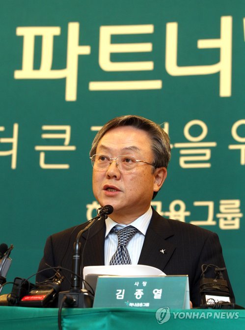 하나금융지주 김종열 사장이 25일 오후 서울 을지로 하나금융그룹 본사에서 기자회견을 열고 외환은행 인수 배경과 가격을 설명하며 외환은행 경영 계획을 발표하고 있다.
