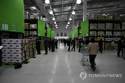 이마트는 경기도 용인 구성점을 창고형 매장에 전문점을 결합한 점포로 새로 단장해 26일 '이마트 트레이더스 구성점'으로 재개장했다.