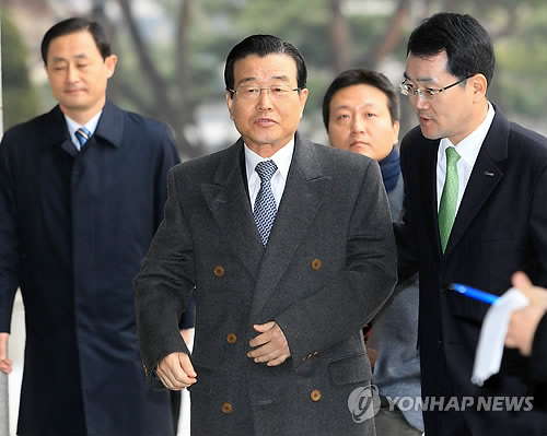라응찬 전 신한지주 회장이 30일 피의자 신분으로 서초구 서울중앙지검에 출석하며 기자들의 질문에 답하고 있다. 검찰은 라 전 회장이 1999년 5월부터 2007년 3월까지 재일교포 4명의 명의로 차명계좌를 운용하면서 모두 204억여원을 입ㆍ출금해 금융실명제법을 위반한 혐의의 사실 관계와 경위에 대해 집중적으로 추궁할 예정이다.