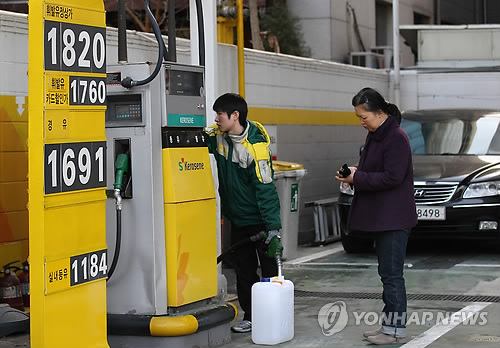 지난주 2년 4개월만에 최고가를 기록했던 주유소 휘발유 가격이 이번 주 또 올랐다. 지난 17일 한국석유공사에 따르면 12월 셋째 주 무연 보통휘발유의 전국 주유소 평균 판매가격은 전주보다 ℓ당 27.0원 오른 1,767.6원으로 집계됐다. 사진은 19일 오전 서울 영등포구 여의도동의 한 주유소의 모습.