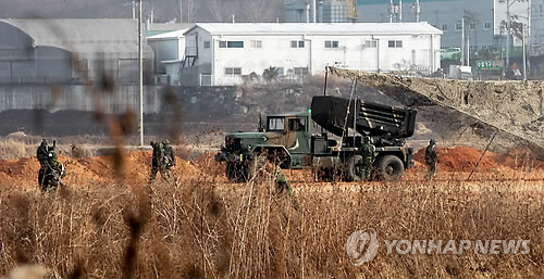 21일 오후 경기도 김포시 하성면의 애기봉 성탄트리 등탑 점등식을 앞두고 군당국이 인근에 다연장로켓포 포대를 설치하는 등 경계를 강화하고 있다.
