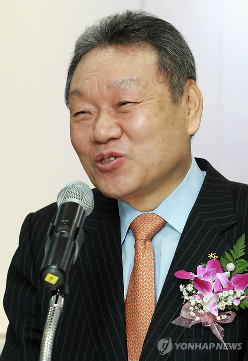 국민은행은 20일 오전 서울 용산구 청파동 숙명여대 부근에 대학생 전용 신개념 은행 점포인 `락스타(樂 Star)존'을 개점했다. 이날 열린 개점식에서 어윤대 KB금융지주 회장이 인사말을 하고 있다.