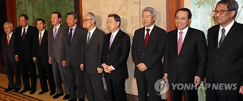 지난 13일 전국경제인연합회 회장단 회의에서 참석자들이 기념촬영을 위해 포즈를 취하고 있다. 왼쪽부터 정병철 전경련 상근부회장, 류진 풍산 회장, 김윤 삼양사 회장, 허창수 GS 회장, 박영주 이건산업 회장, 이준용 대림산업 회장, 박용현 두산 회장, 현재현 동양 회장, 강덕수 STX 회장, 최용권 삼환기업 회장.