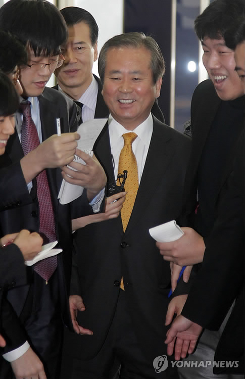 신상훈 전 신한금융지주 사장이 회장 선임을 위한 최종후보군 선정을 위한 이사회에 참석하기 위해 8일 서울 중구 태평로2가 신한금융 사옥으로 들어서며 기자들의 질문을 받고 있다.